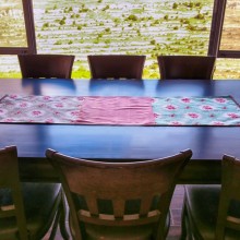 מבצע ראנר מעוצב לשולחן ורוד פרחים בסגנון שאבי שיק