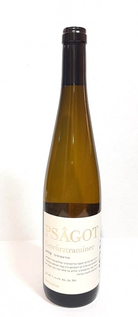 בקבוק יין גוורצטרמינר מיקב פסגות עם קרש לגבינות עשוי עץ סיסם הודי. 