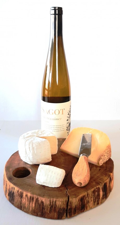 מארז לשבועות- בקבוק יין גוורצטרמינר מיקב פסגות עם קרש לגבינות עשוי עץ אורן טבעי