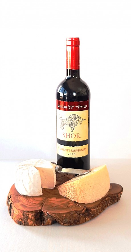 מארז לשבועות- בקבוק יין קברנה  סוביניון מיקב שילה מסדרת שור עם קרש לגבינות עשוי עץ זית