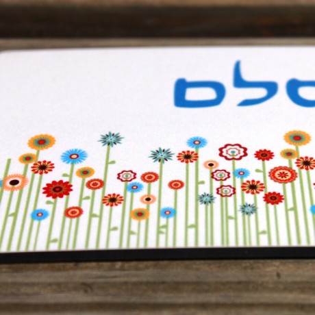 שלט מעוצב לדלת דשא ופרחים קטנים וצבעוניים